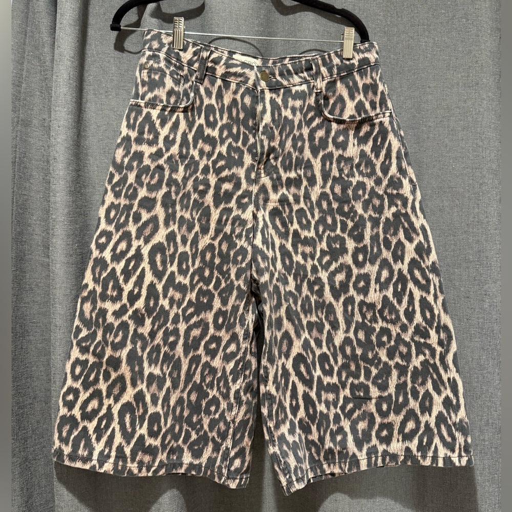 Leopard Bermuda shorts